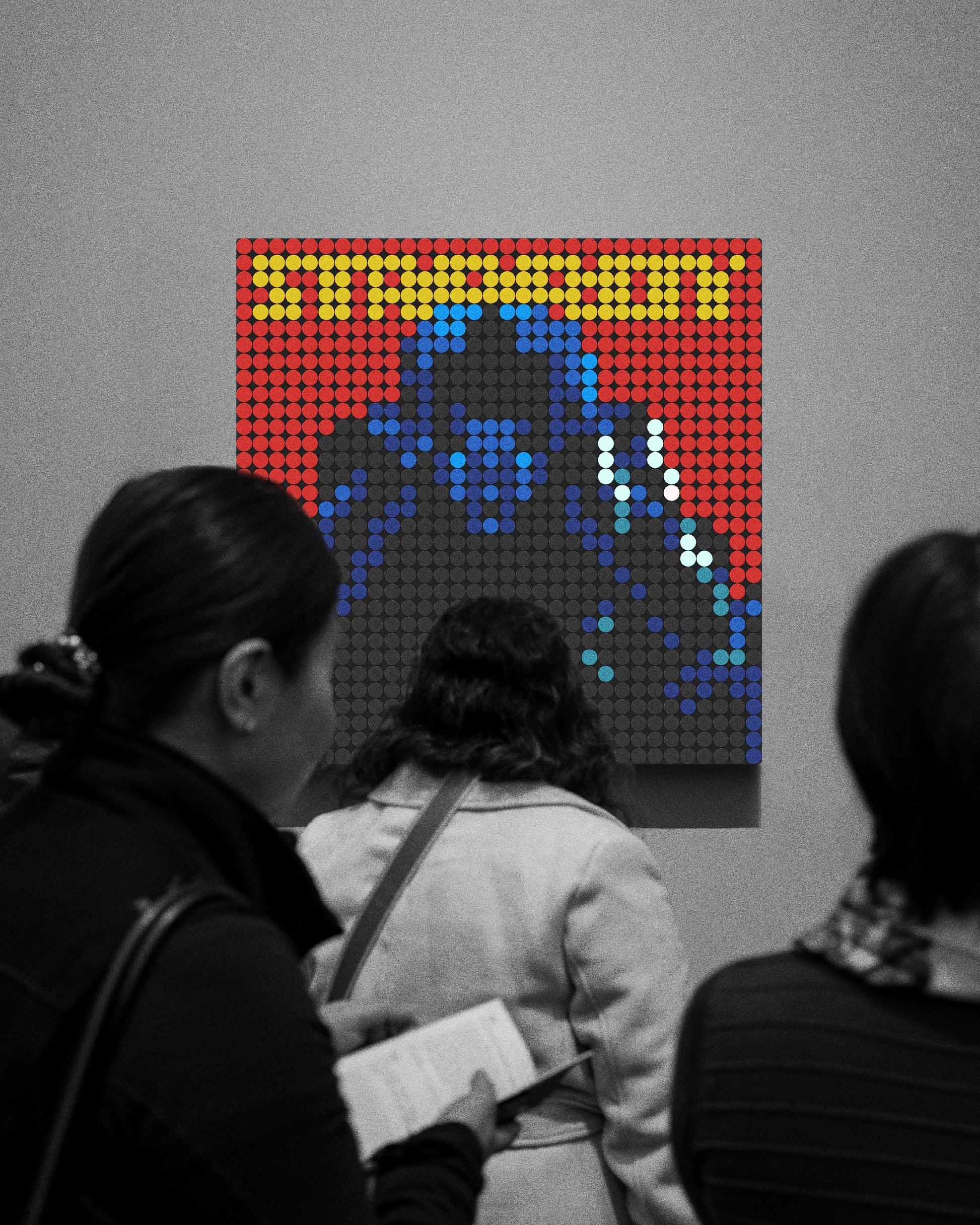 Varias personas observan una obra de arte expuesta en una galería. La pieza, compuesta por fichas circulares tipo LEGO, representa la portada del álbum Starboy de The Weeknd. El retrato del artista aparece en tonos oscuros y azules sobre un fondo rojo intenso, con el título "STARBOY" destacado en letras amarillas en la parte superior. El resto de la imagen está en blanco y negro, haciendo que los colores vibrantes de la obra destaquen aún más en la escena.